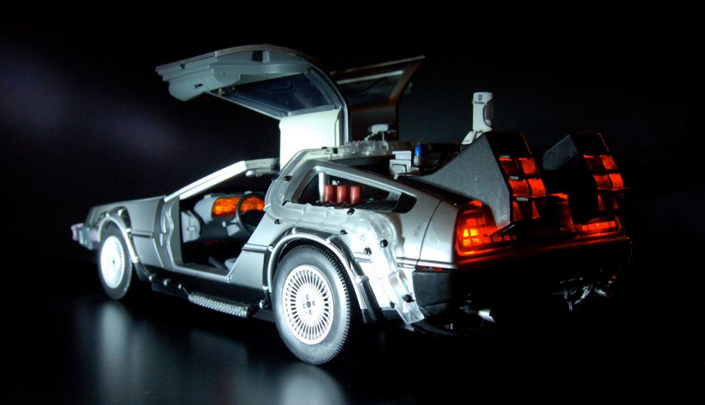 Назад в будущее машина. Делориан из назад в будущее. DELOREAN BTTF Hasbro Transformers. Картина машина времени Делориан. Новый Делориан.