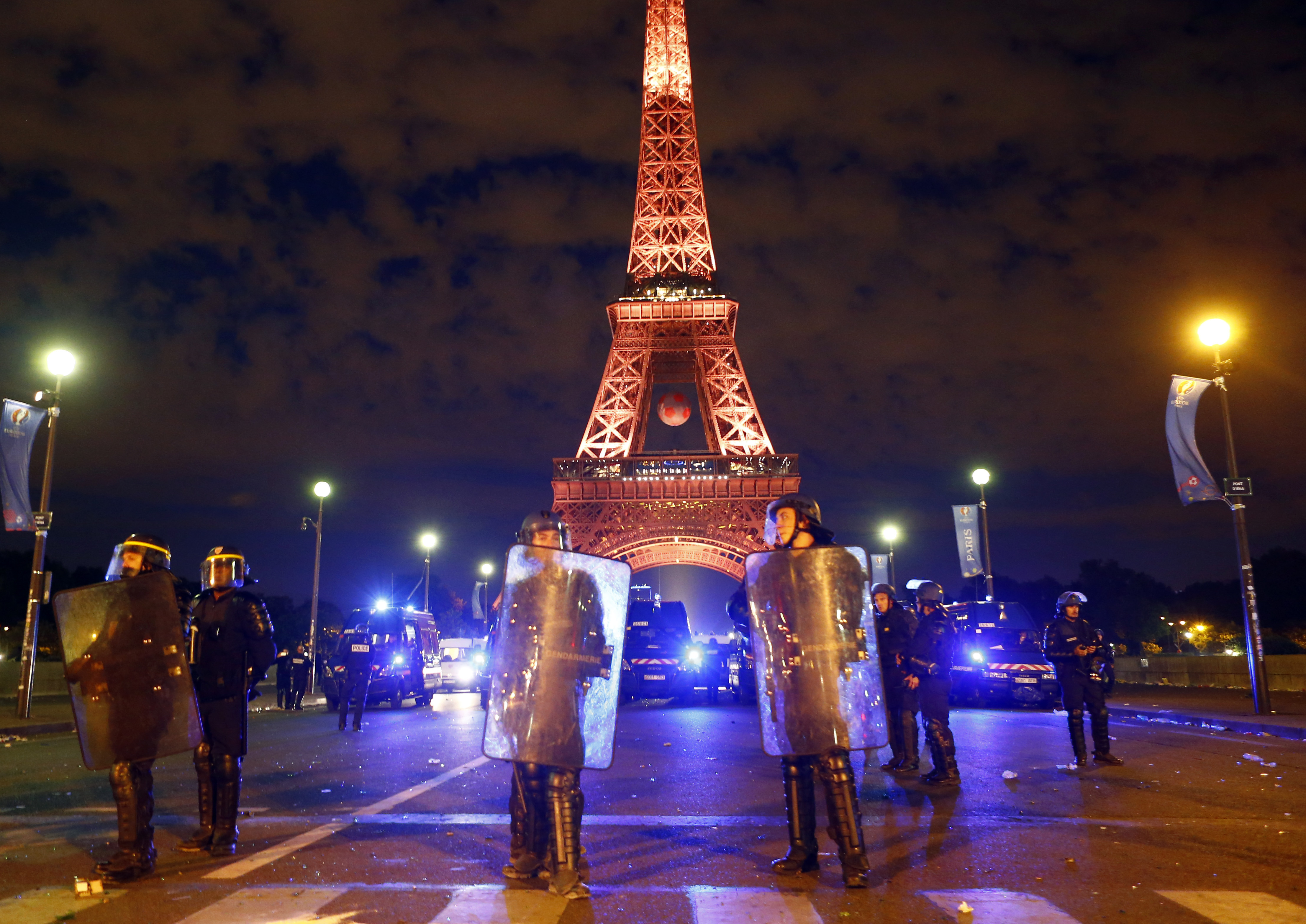 After in paris. Париж 2016. Париж в России. Протесты во Франции Эйфелева башня. Протесты во Франции Эйфелева башня ночь.