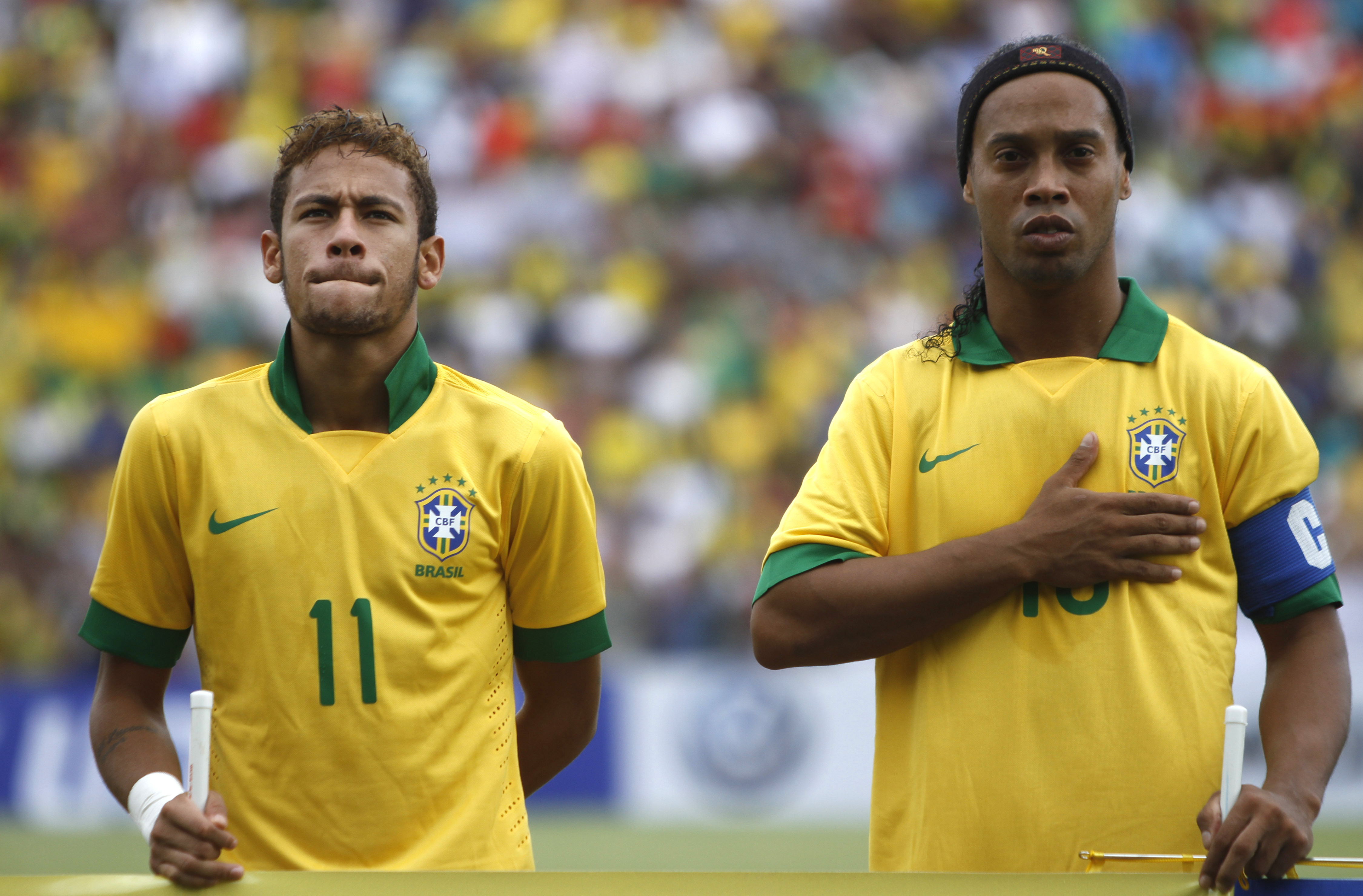 Stereo brazil. Роналдиньо и Неймар в сборной Бразилии. Роналдиньо в сборной Бразилии. Роналдиньо футболист Бразилия. Роналдо и Роналдиньо Бразилия.